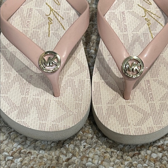 Michael Kors Blush Pink Signature Logo Flip Flop Sandals Size 8 - Picture 4 of 11
